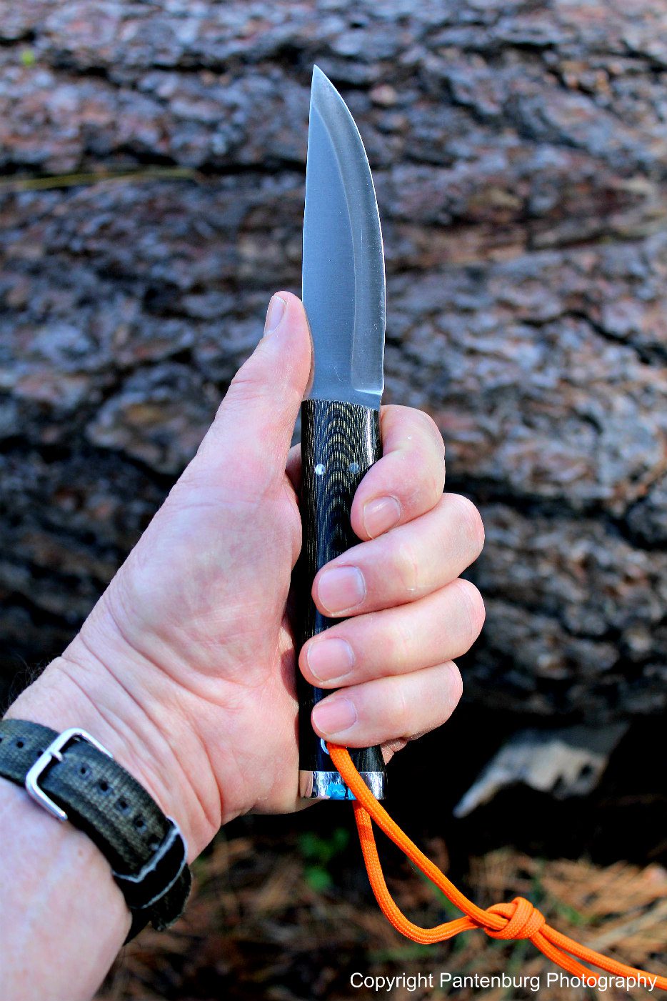 forest knife in hand; The Forest knife handle doesn’t have a guard, and